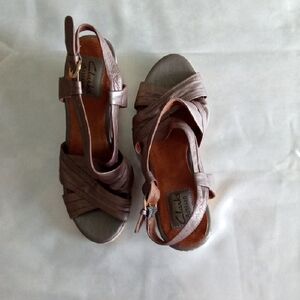 Clarks Brown Leather Sandals with Crisscross Straps. Pre Owned